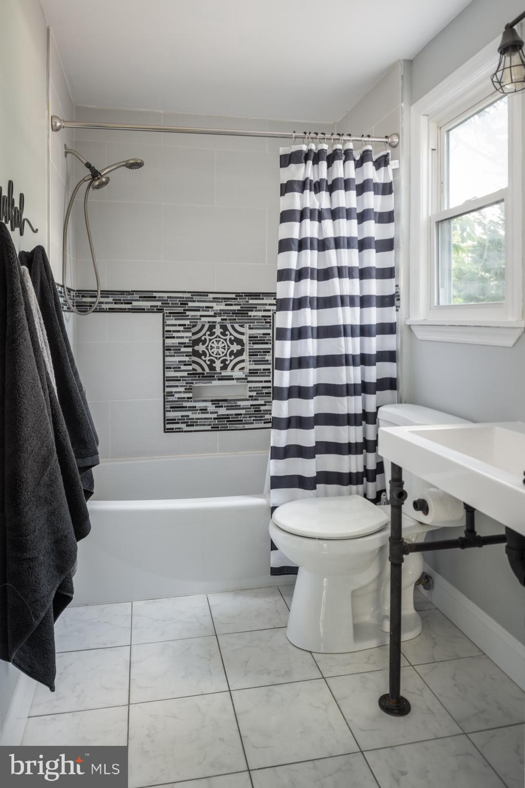 142 Oxford Place Williamstown, NJ 08094 - Photo 20 of 21 Common Bathroom