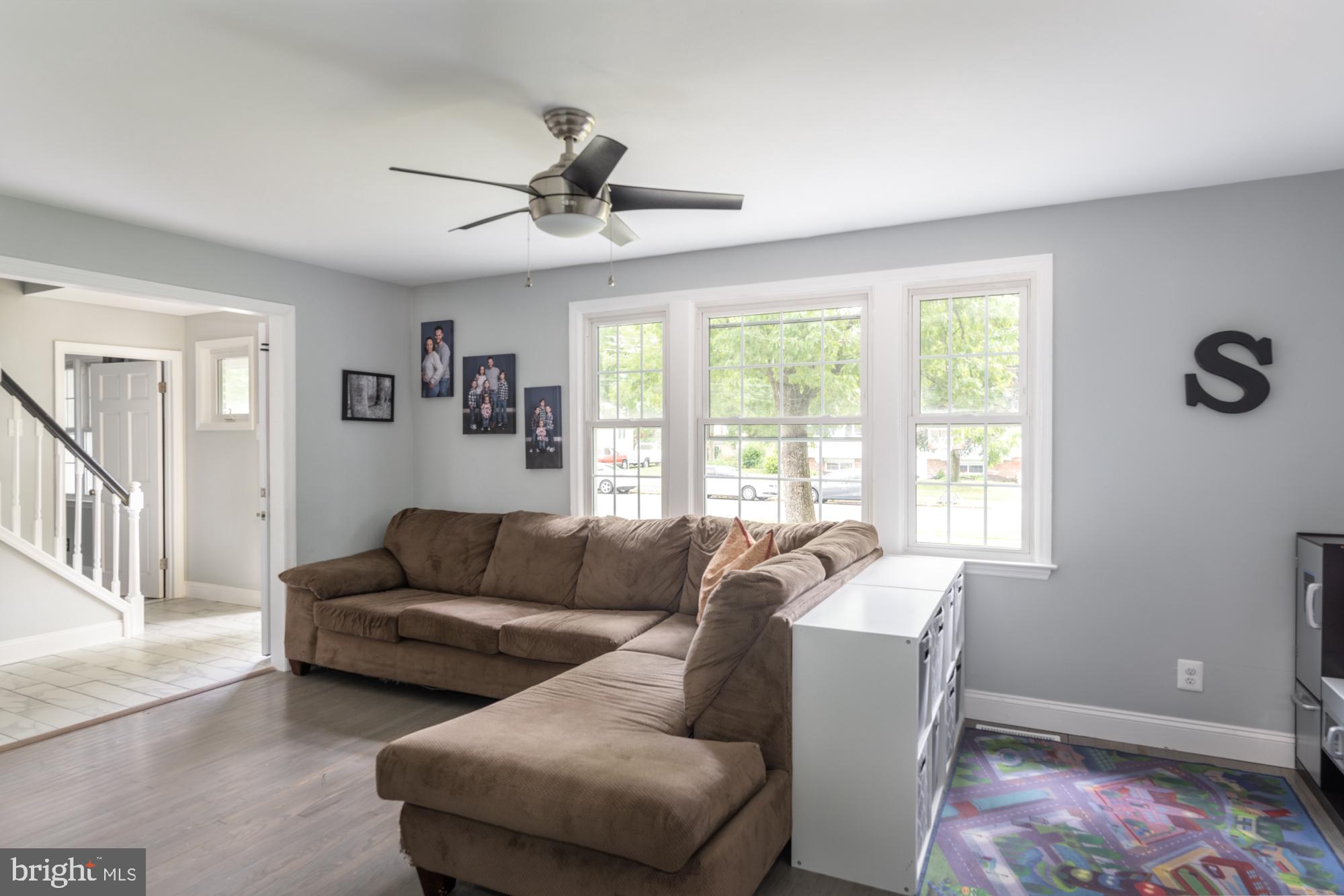 142 Oxford Place Williamstown, NJ 08094 - Photo 4 of 21 Living Room