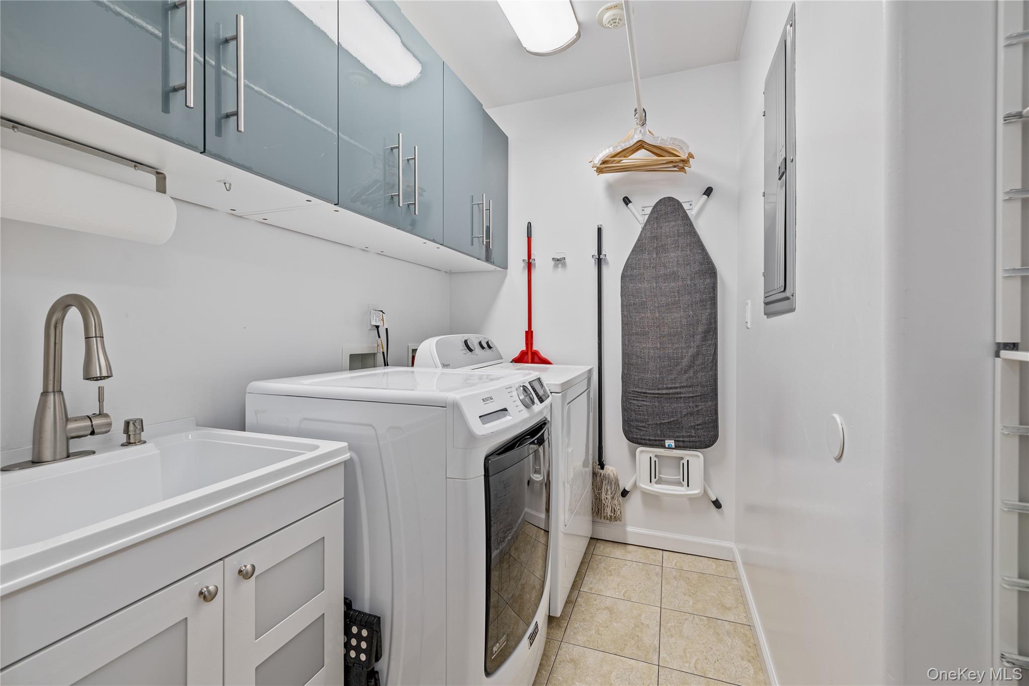 3314 Parkview Drive Spring Valley, NY 10977 - Photo 33 of 34 a bathroom with a sink and mirror