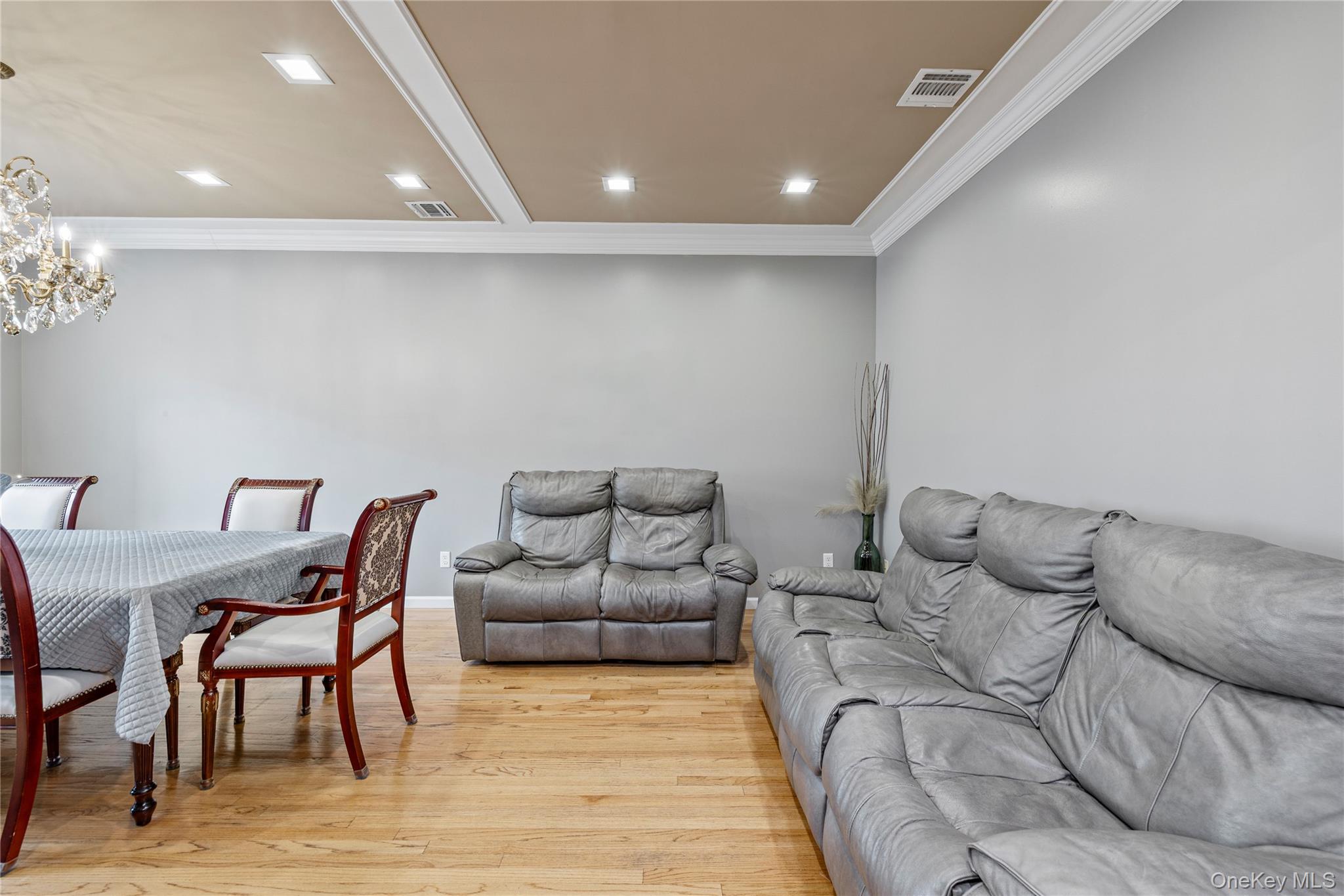 3314 Parkview Drive Spring Valley, NY 10977 - Photo 8 of 34 a living room with furniture