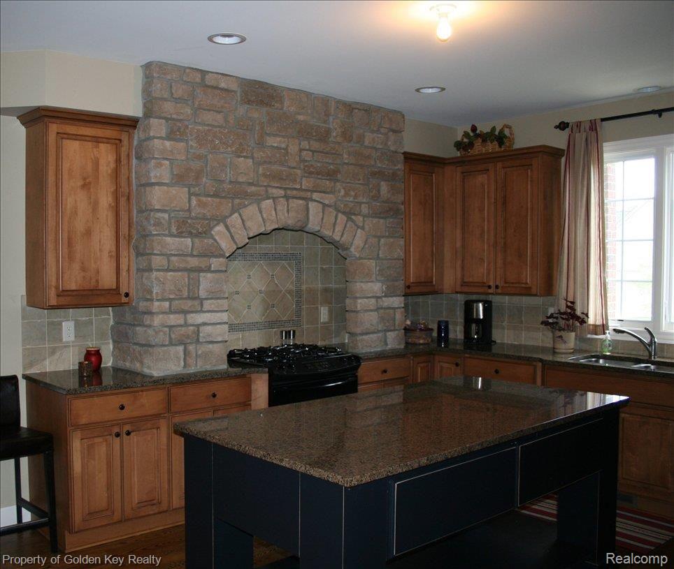 37284 Rosedale Farmington, MI 48335 - Photo 2 of 10 Custom Kitchen!
