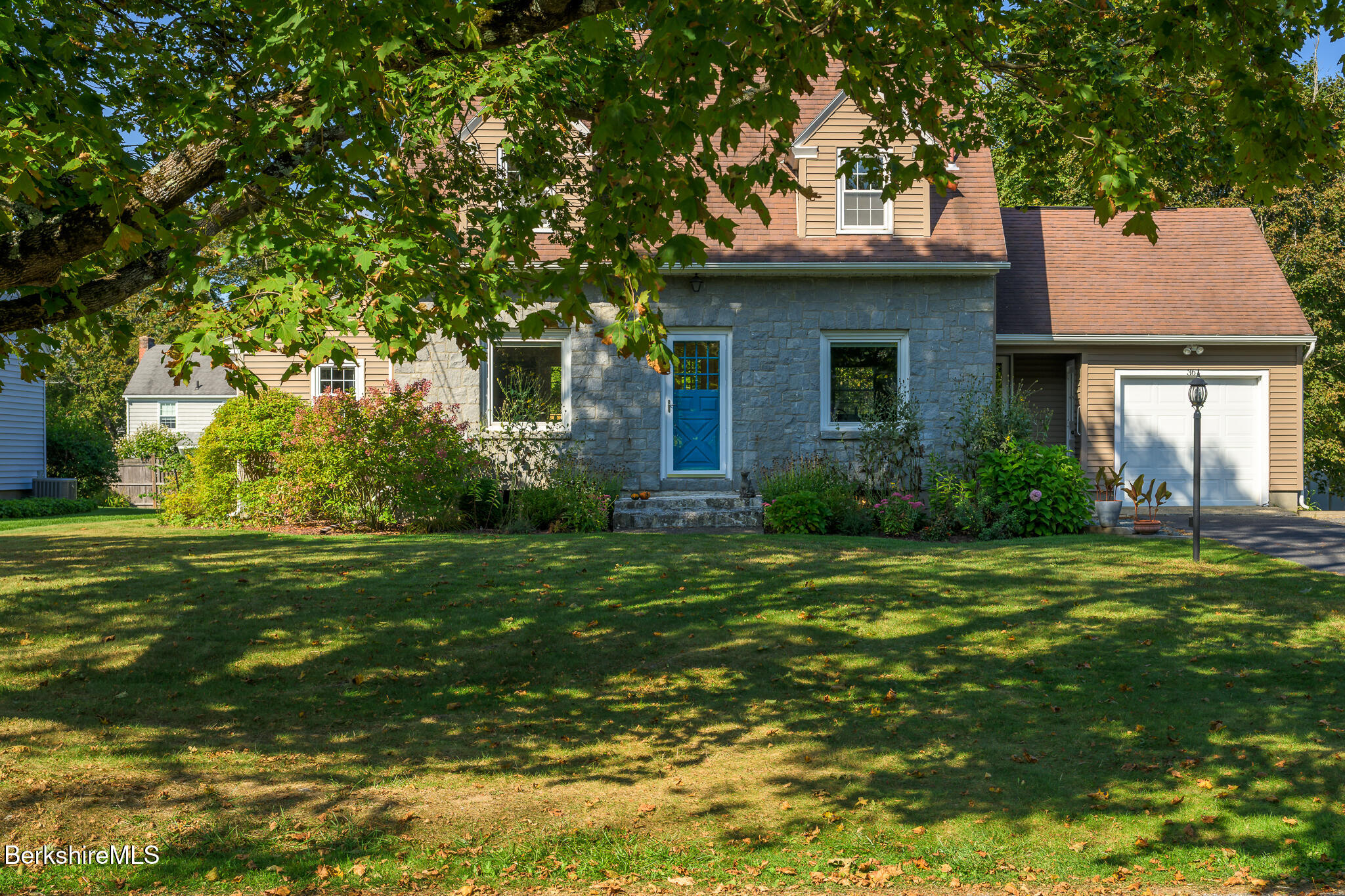36 Roberta Road Pittsfield, MA 01201 - Photo 3 of 50 36RobertaRd89932