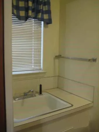 $1,800 | 1500 West Baldridge Street, Ennis, TX 75119