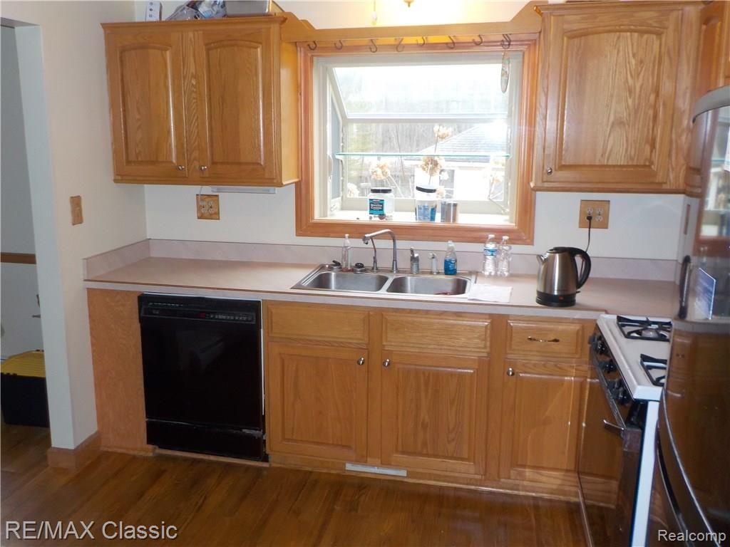 9480 Tower Road South Lyon, MI 48178 - Photo 10 of 15 DSCN2598.JPG