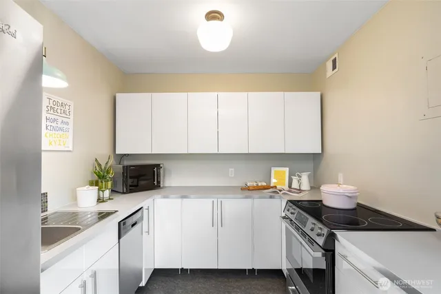 $293,000 | 1136 13th Avenue, Unit 305, Seattle, WA 98122