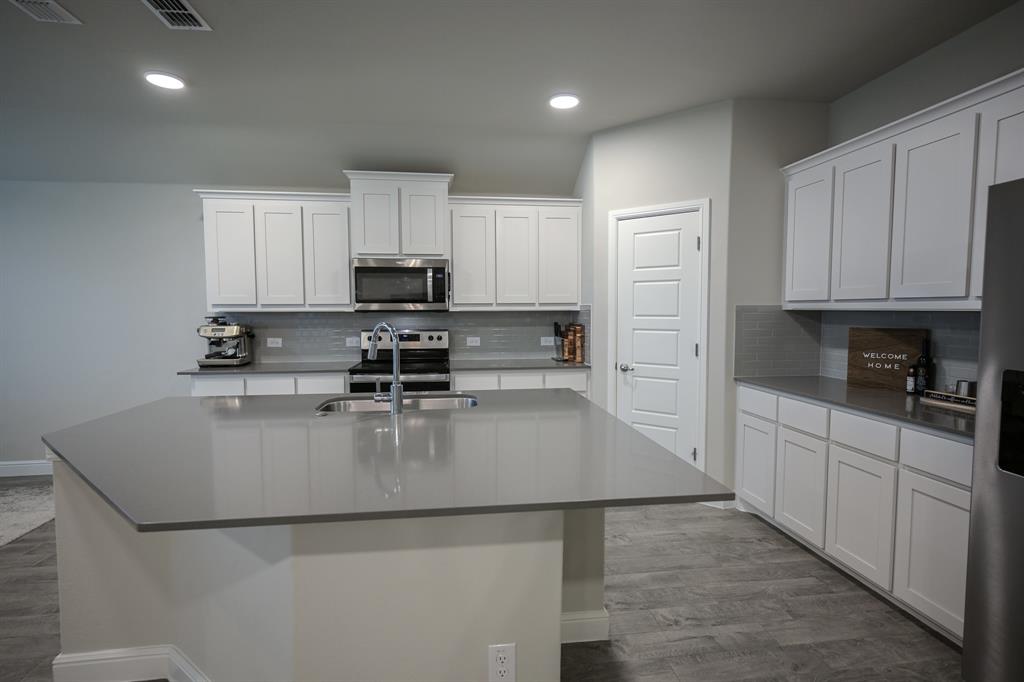 725 Golden Gate Pk Road Alvarado, TX 76009 - Photo 14 of 35 Breakfast Bar - Quartz counter tops
