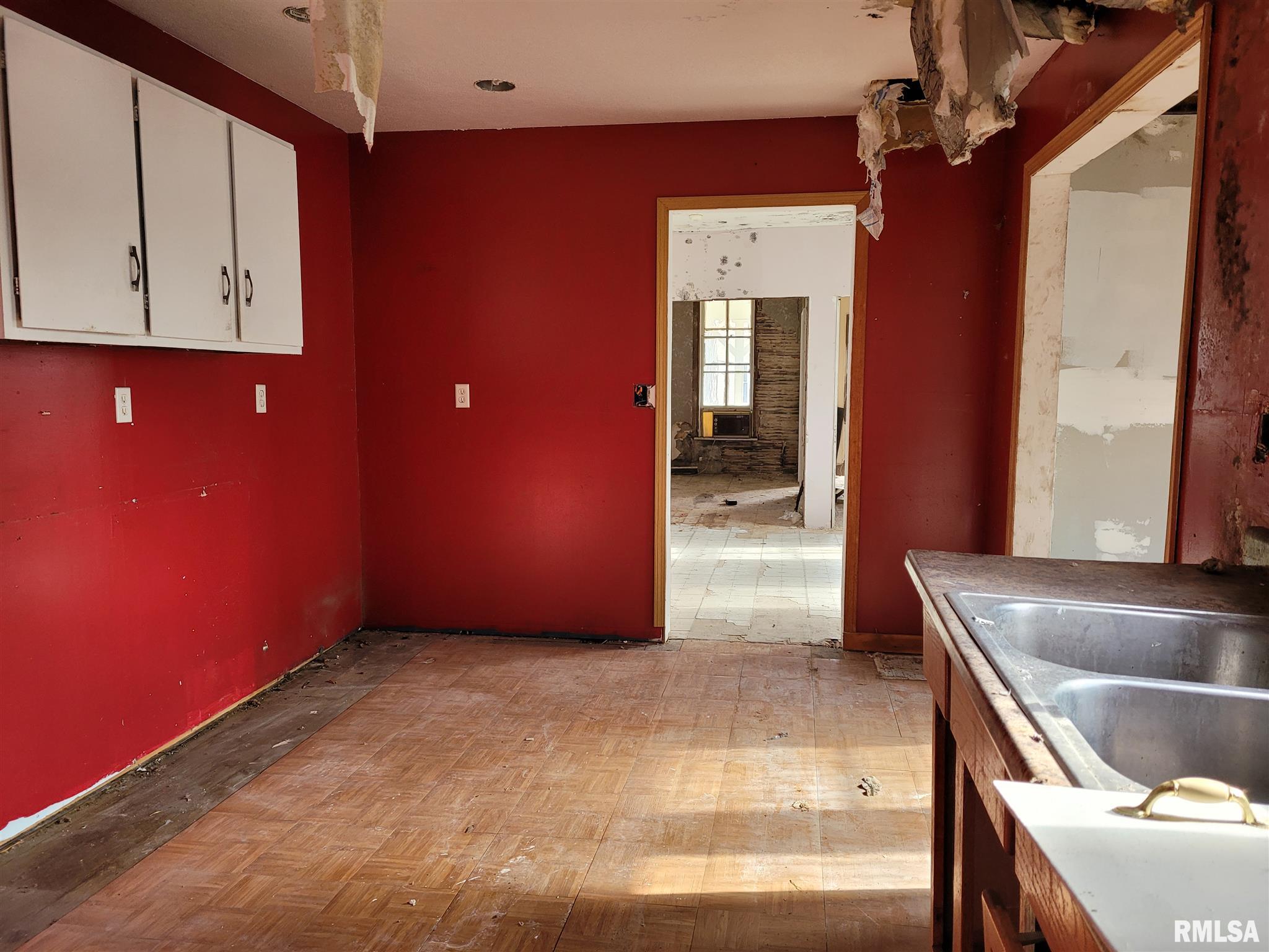 2208 Pershing Boulevard Clinton, IA 52732 - Photo 7 of 15 Gallery Image 7