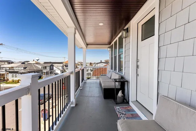 a view of entryway and kitchen