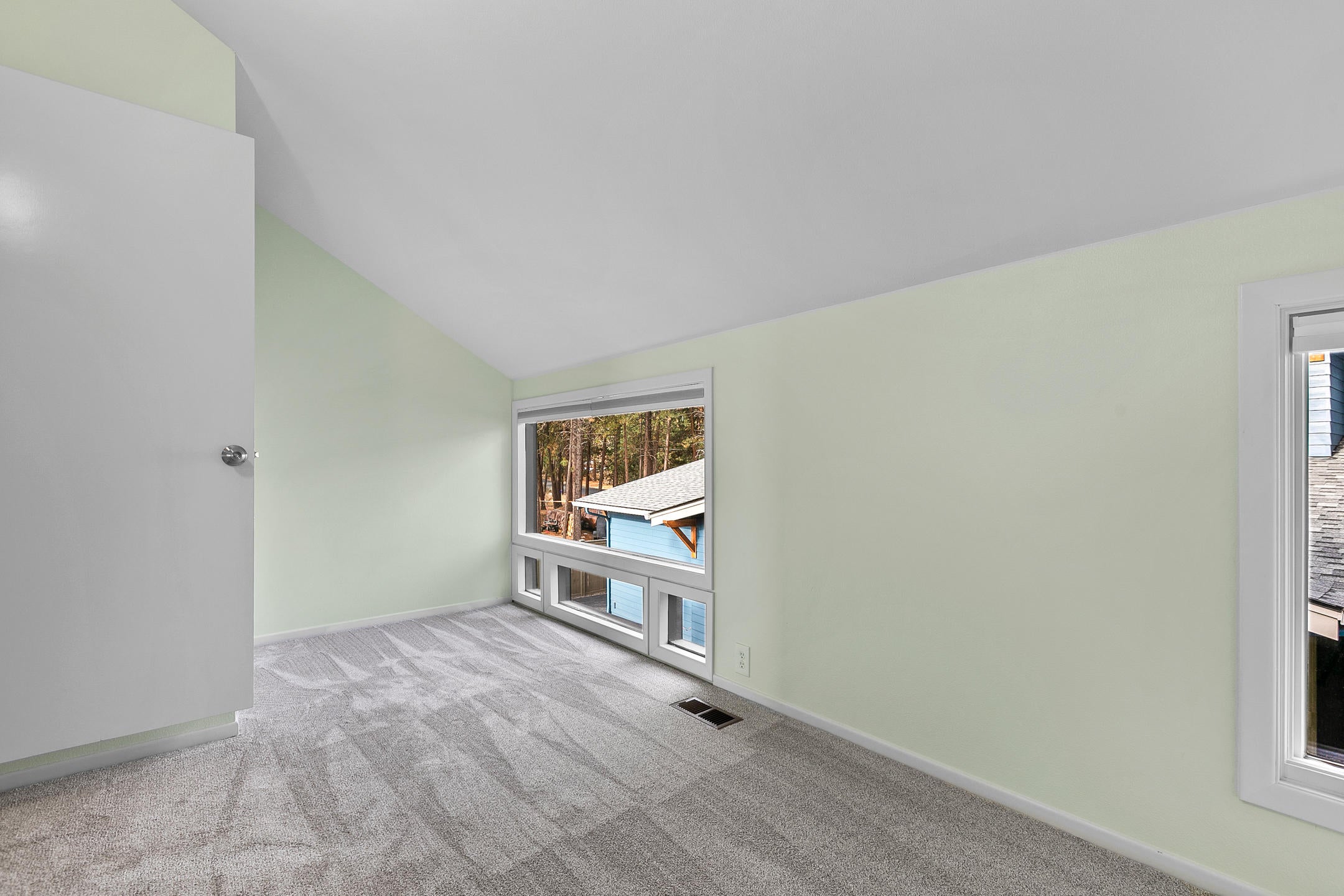 19501 West Campbell Road Bend, OR 97702 - Photo 17 of 25 Second floor bedroom