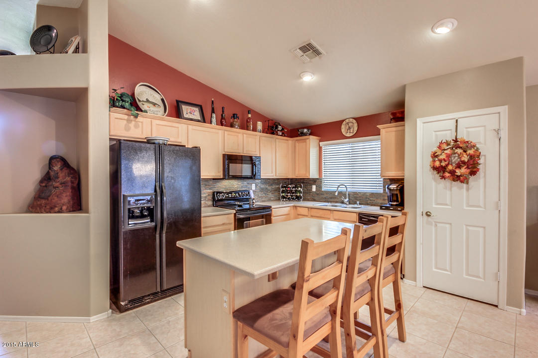 3288 East Warbler Road Gilbert, AZ 85297 - Photo 5 of 45 KitchenBreakfastBar