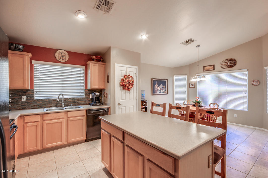 3288 East Warbler Road Gilbert, AZ 85297 - Photo 7 of 45 KitchenVaultedCeilings