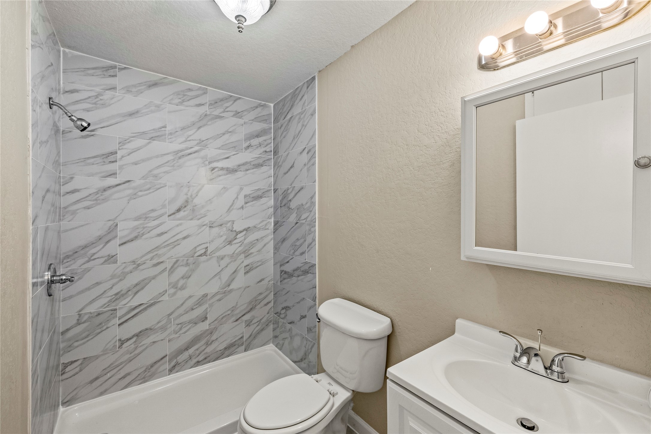 1407 Bess Road Dickinson, TX 77539 - Photo 13 of 32 Bathroom with shower.