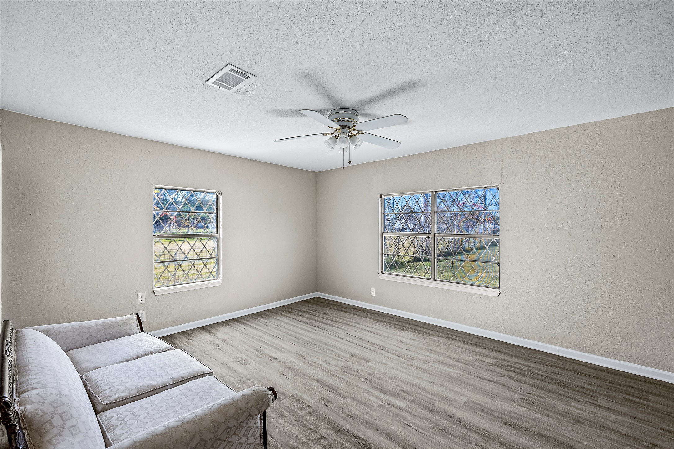 1407 Bess Road Dickinson, TX 77539 - Photo 18 of 32 Primary bedroom.