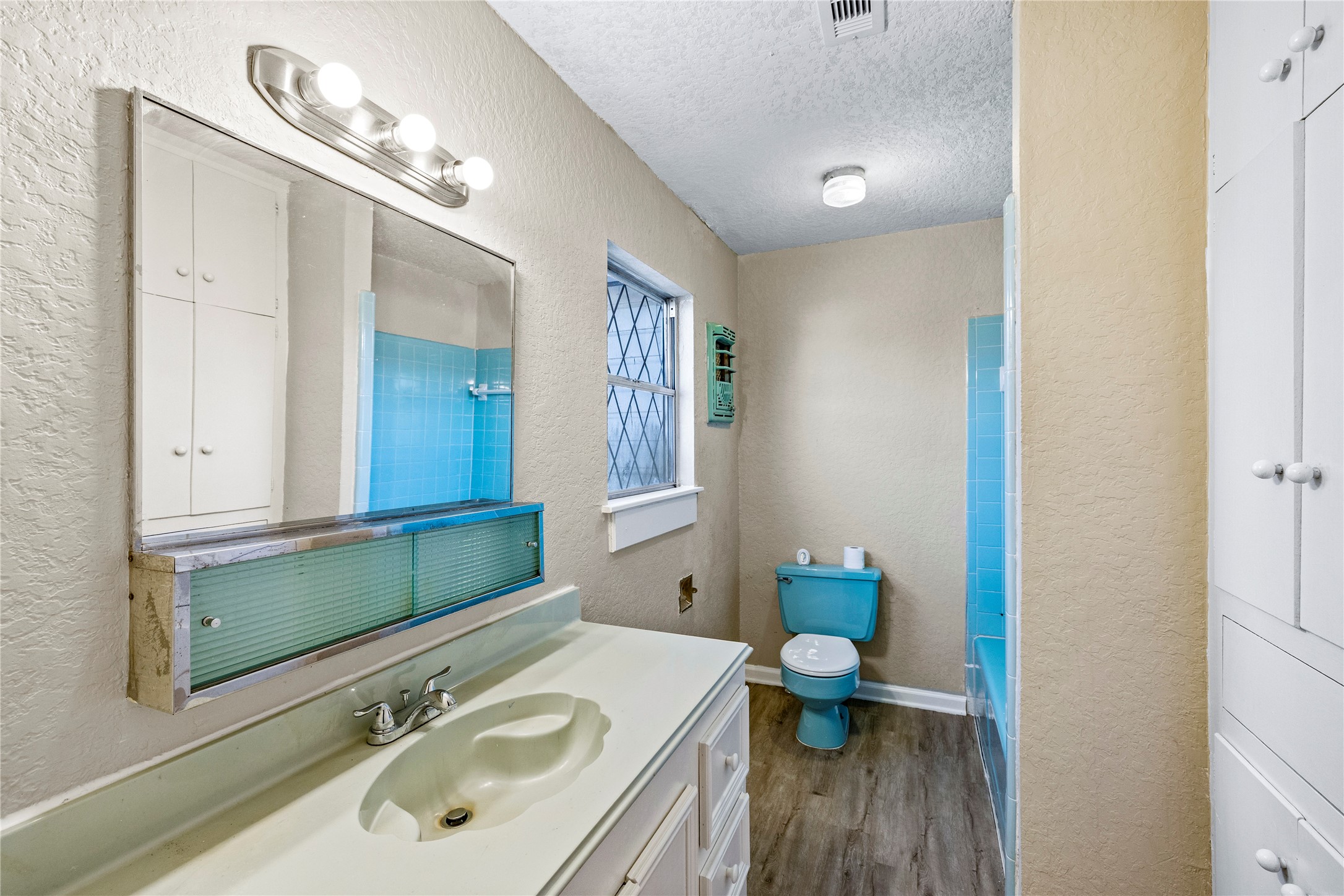 1407 Bess Road Dickinson, TX 77539 - Photo 20 of 32 Primary bathroom.