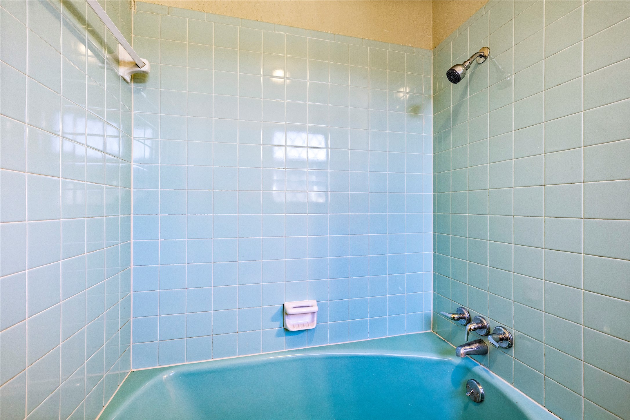 1407 Bess Road Dickinson, TX 77539 - Photo 21 of 32 Primary bathroom tub.
