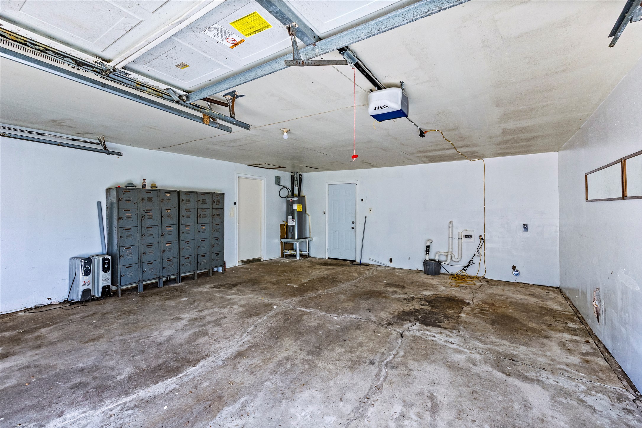 1407 Bess Road Dickinson, TX 77539 - Photo 22 of 32 Garage.