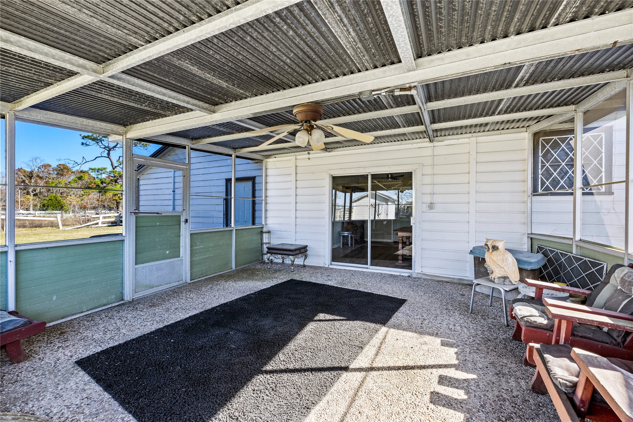 1407 Bess Road Dickinson, TX 77539 - Photo 24 of 32 Enclosed patio.