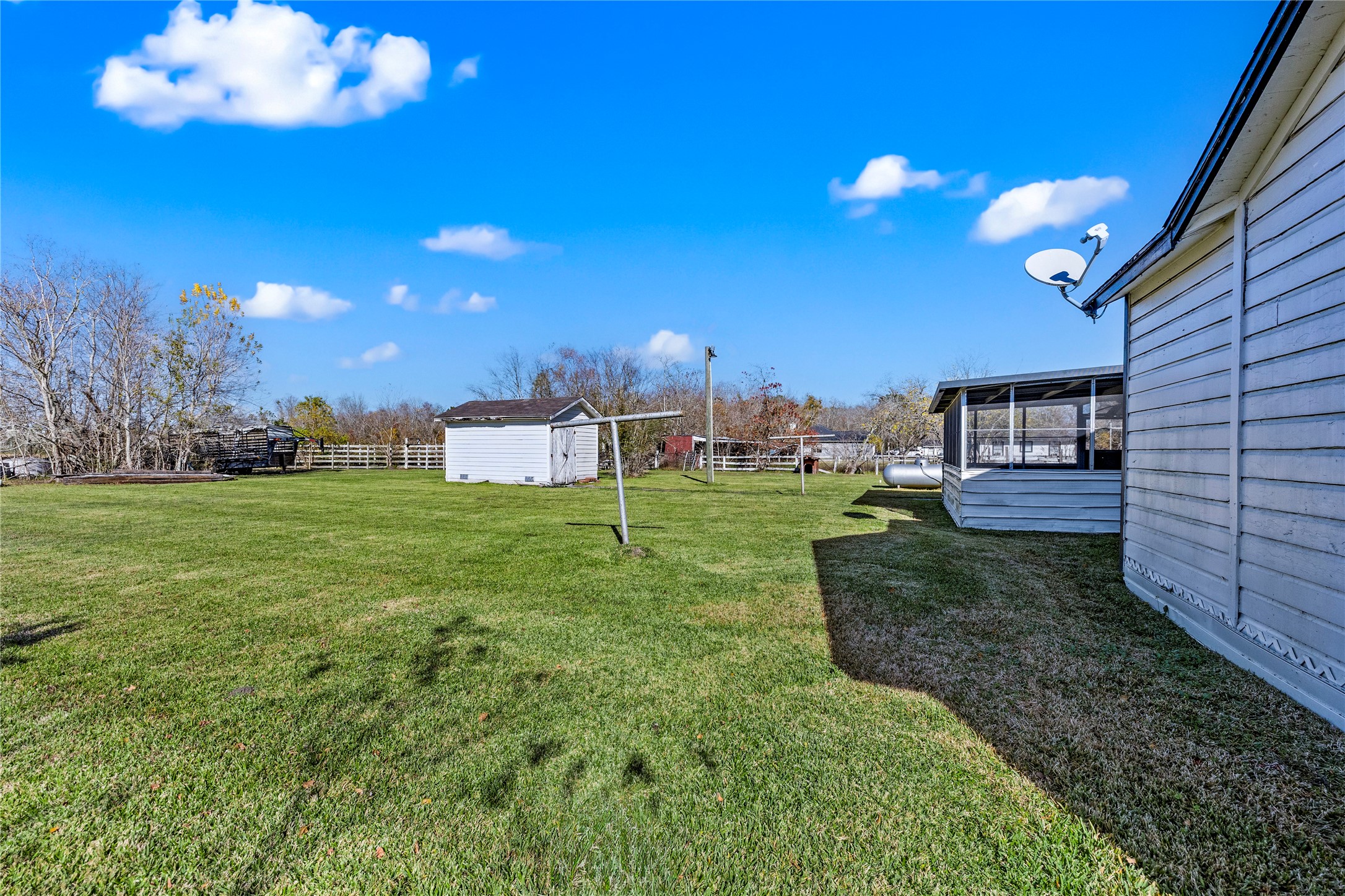 1407 Bess Road Dickinson, TX 77539 - Photo 27 of 32 Side yard.