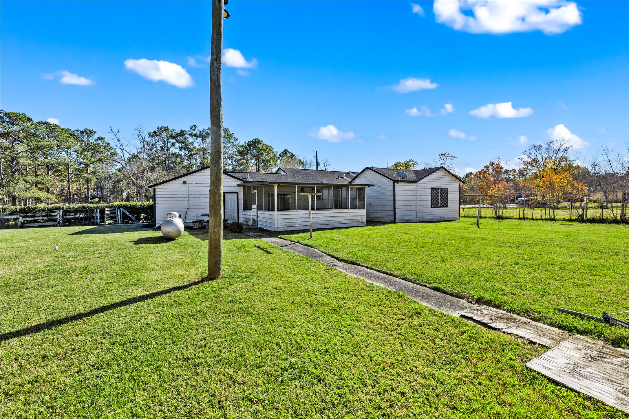 1407 Bess Road Dickinson, TX 77539 - Photo 32 of 32 View of extra large back yard.