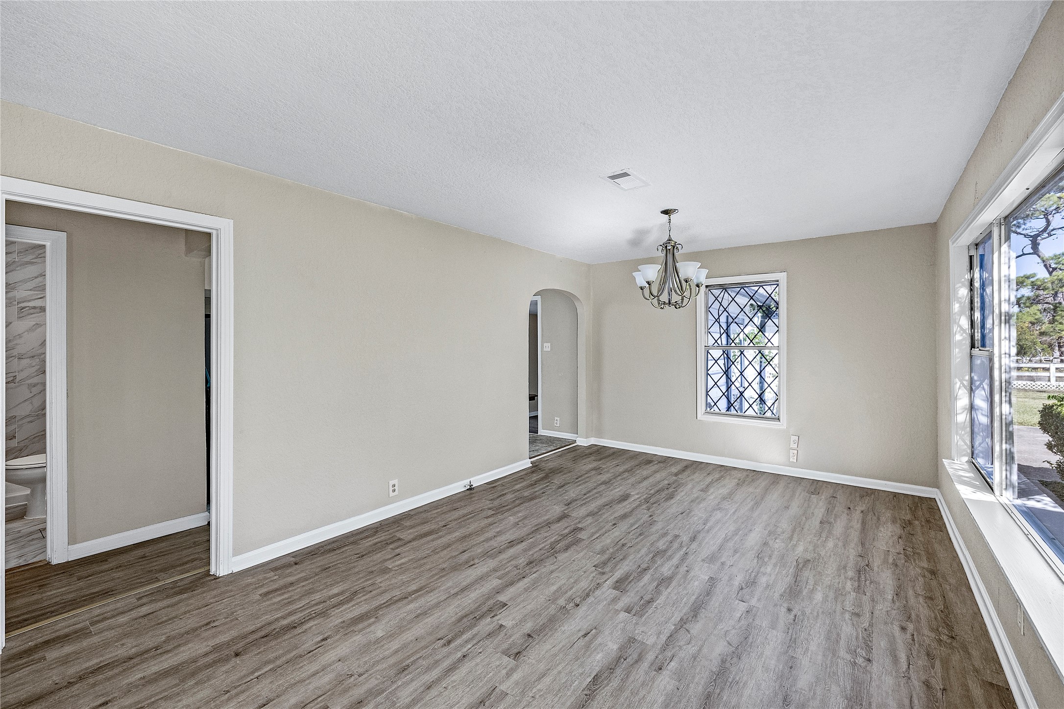 1407 Bess Road Dickinson, TX 77539 - Photo 5 of 32 Sunny living roon.