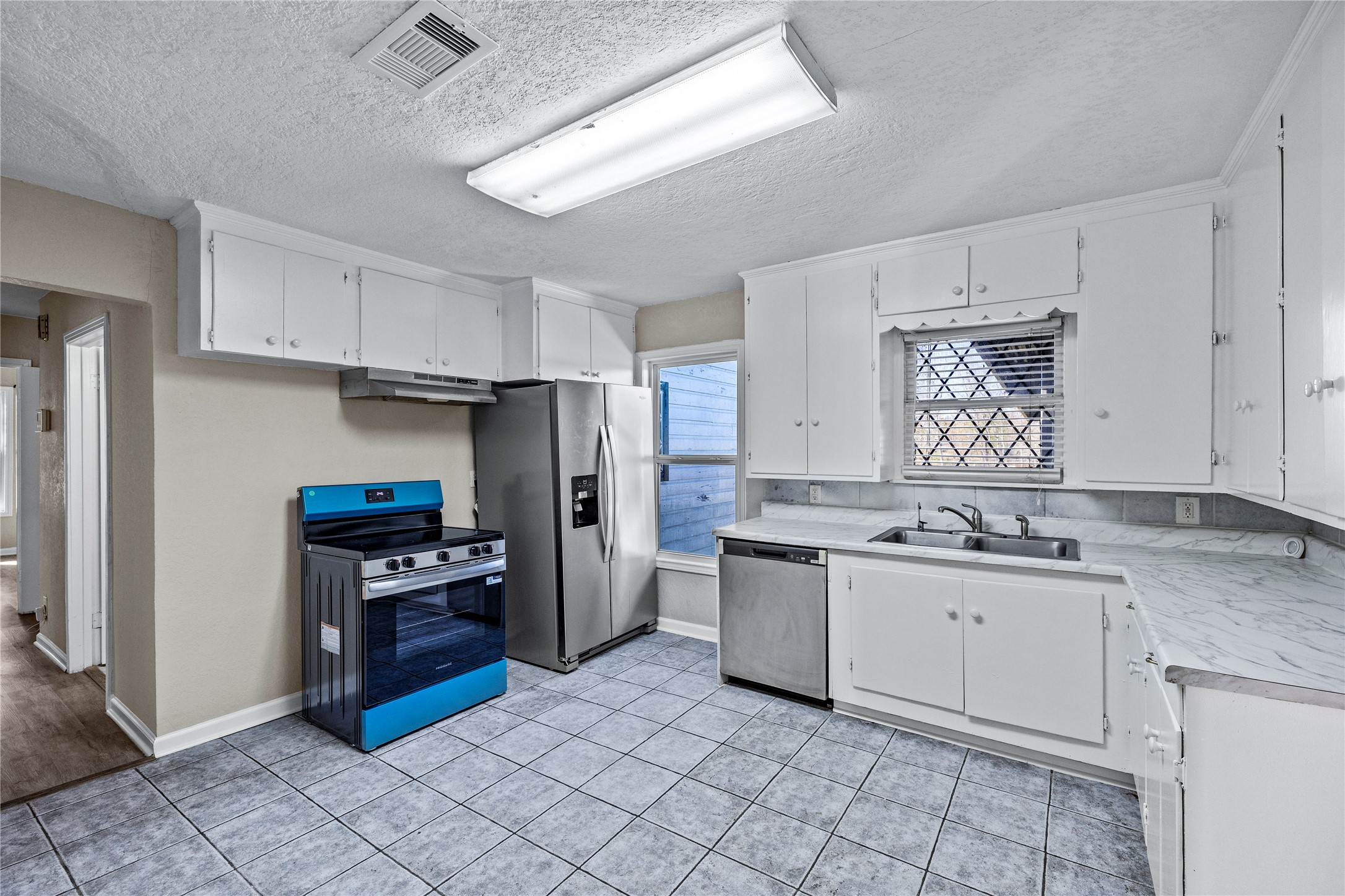 1407 Bess Road Dickinson, TX 77539 - Photo 8 of 32 Kitchen with electric range and refrigerator.
