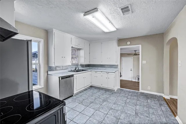 $1,995 | 1407 Bess Road, Dickinson, TX 77539