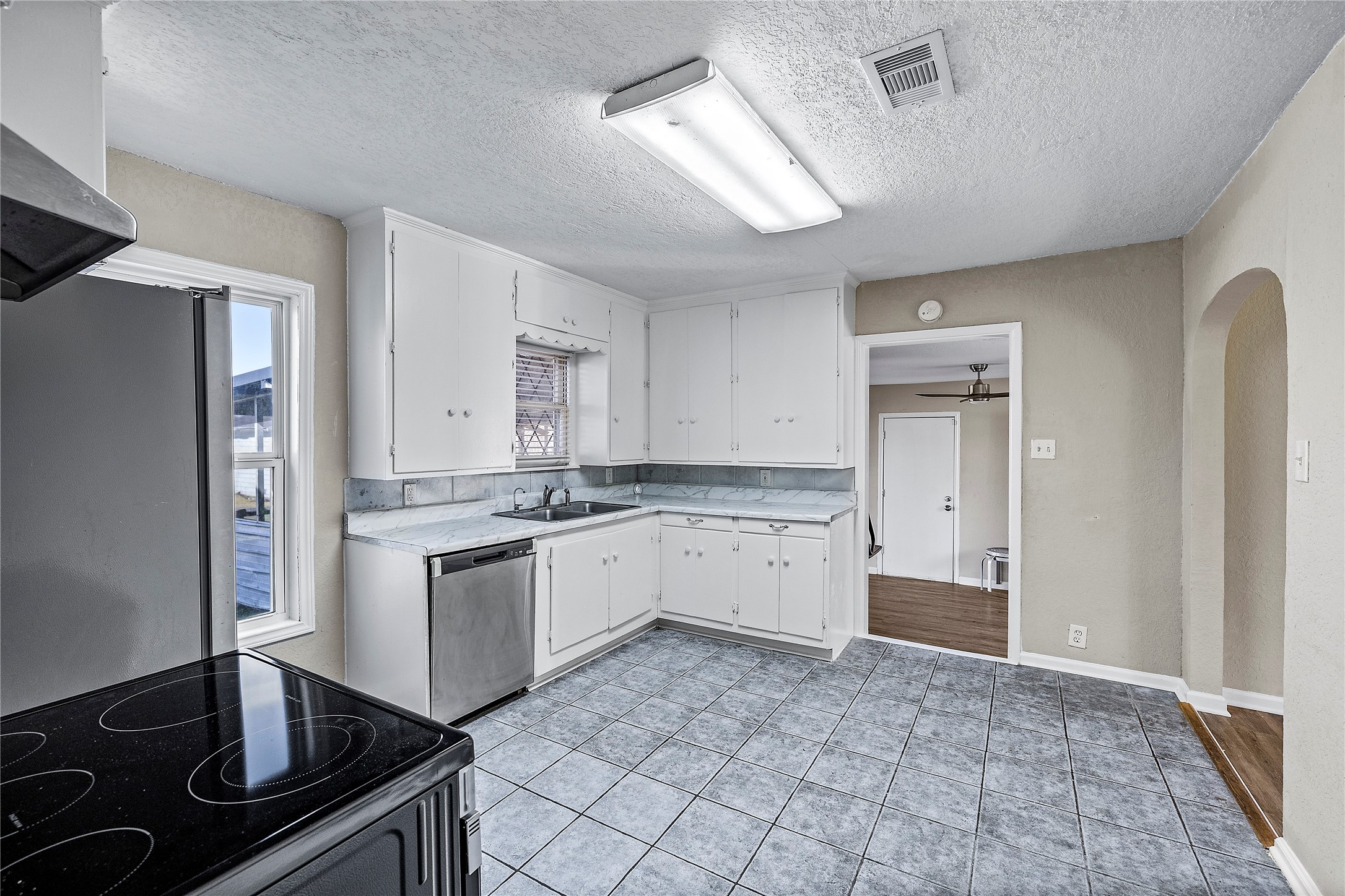 1407 Bess Road Dickinson, TX 77539 - Photo 9 of 32 More kitchen views.
