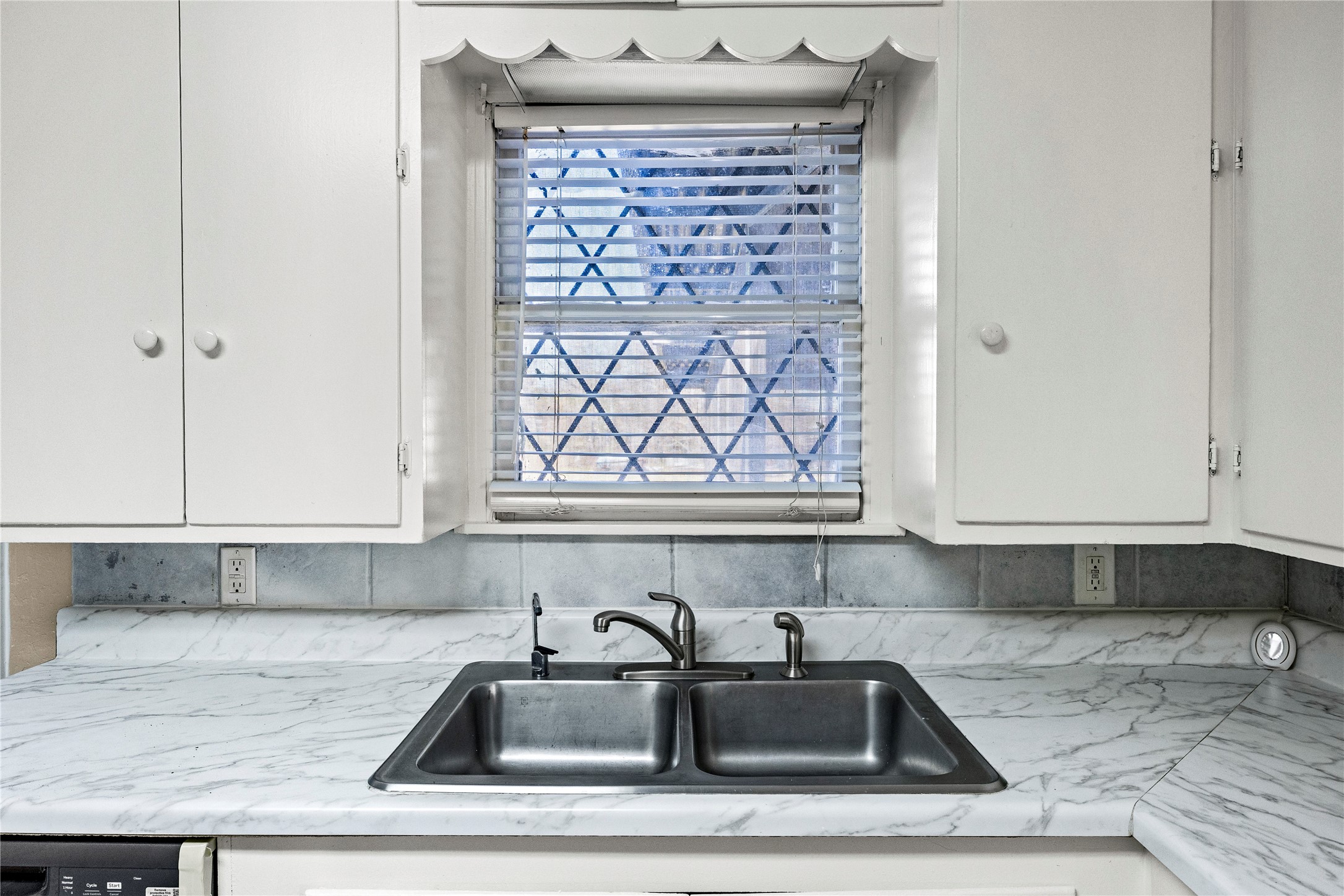 1407 Bess Road Dickinson, TX 77539 - Photo 10 of 32 Sink with windows.