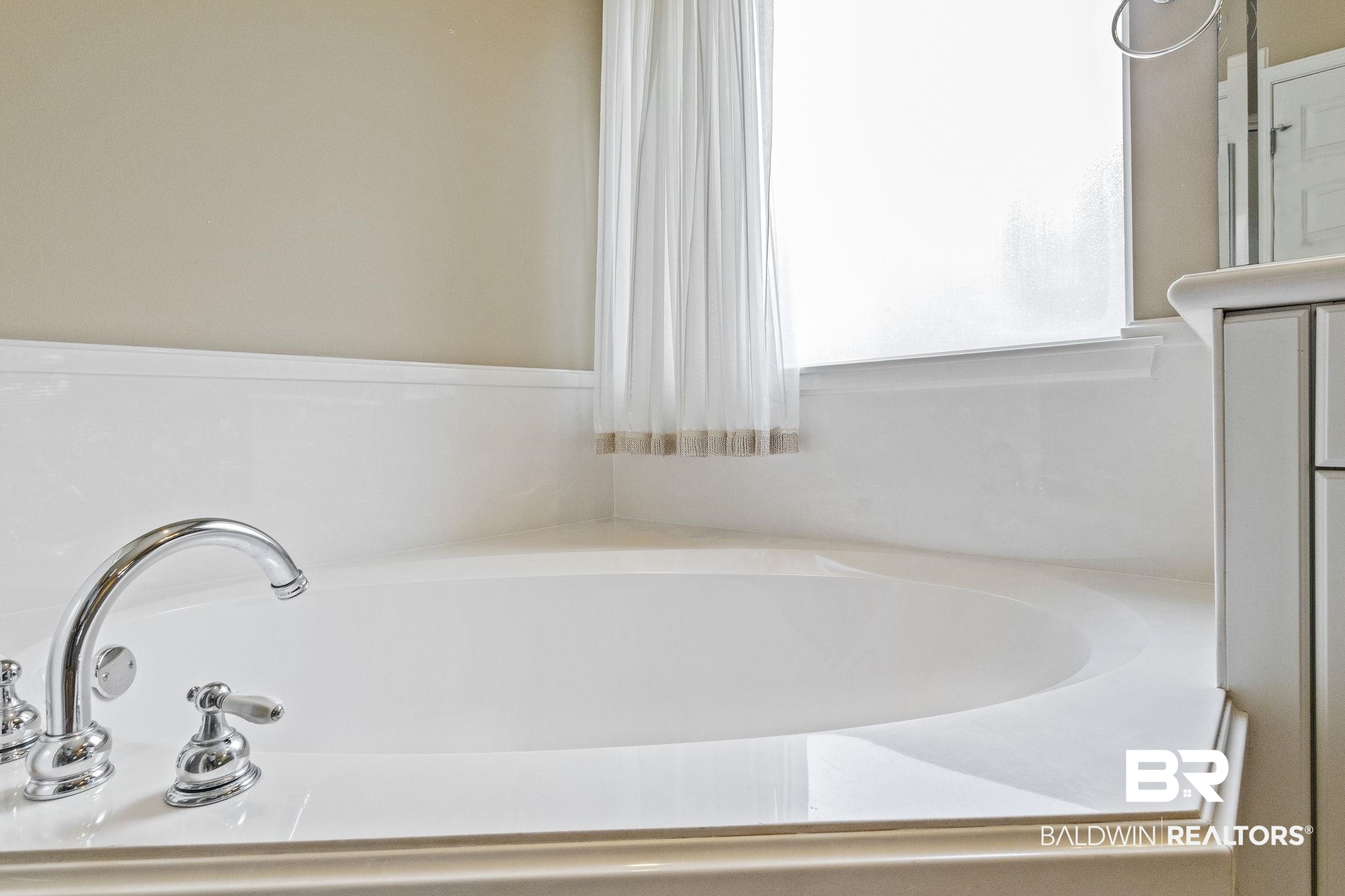 166 Club Drive Fairhope, AL 36532 - Photo 24 of 41 Bathroom with a washtub