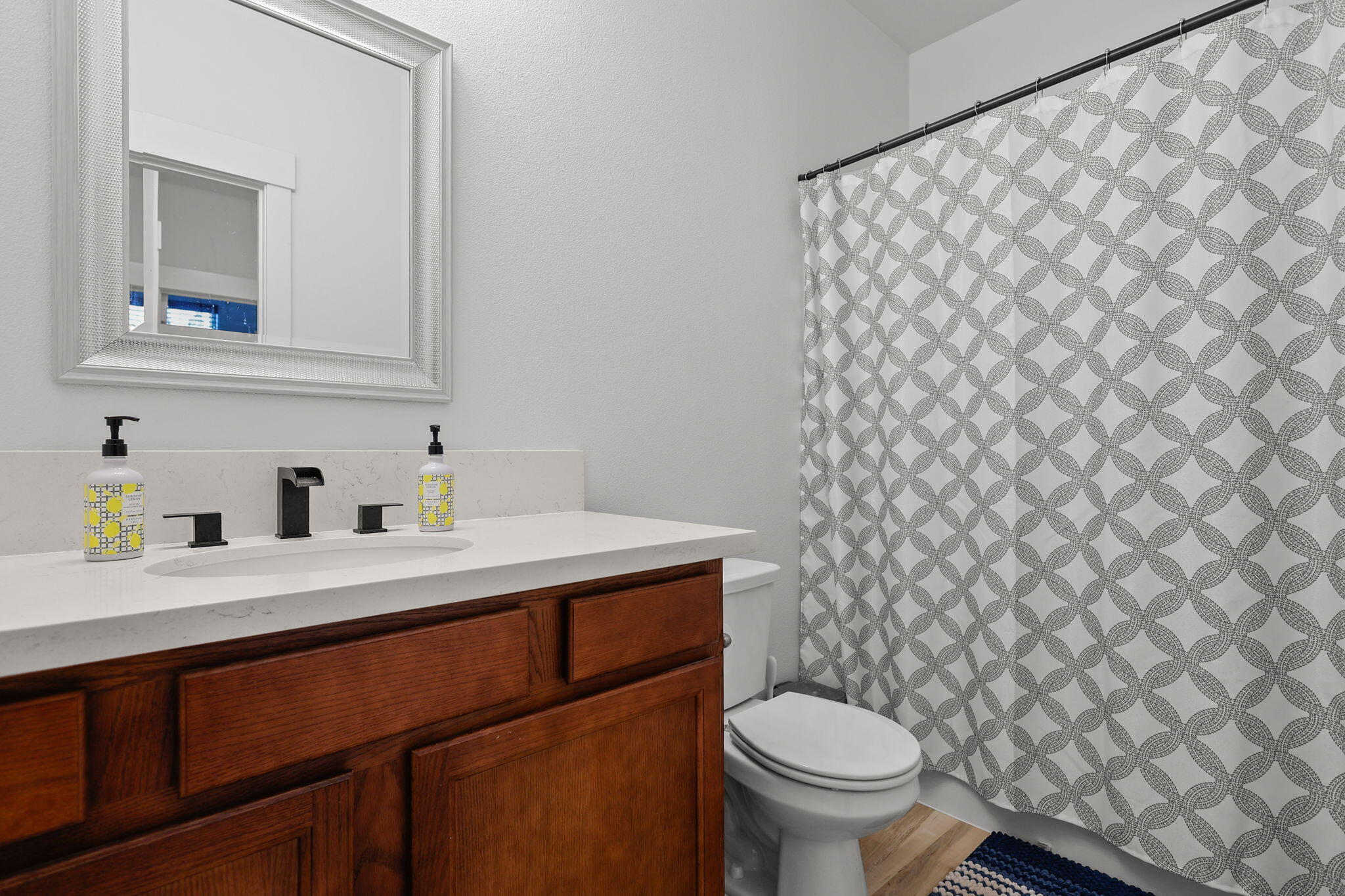 1376 Fitz Place Redding, CA 96003 - Photo 11 of 25 Bathroom
