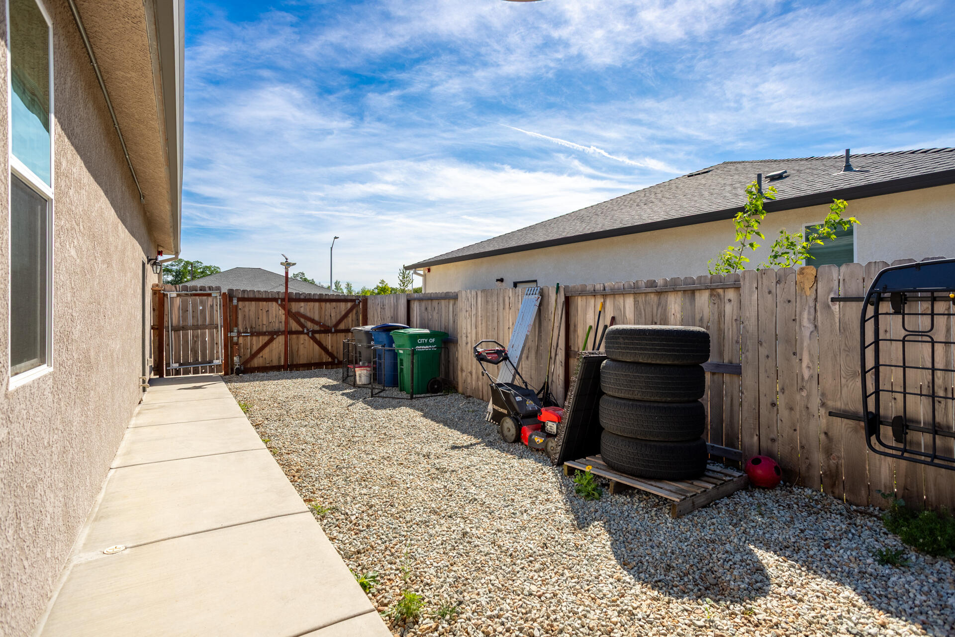1376 Fitz Place Redding, CA 96003 - Photo 21 of 25 Side of House