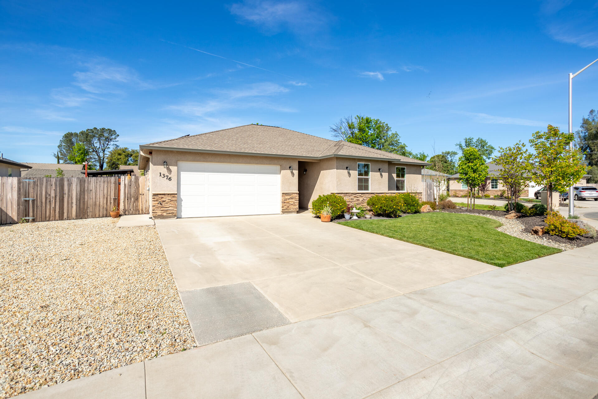 1376 Fitz Place Redding, CA 96003 - Photo 22 of 25 Driveway