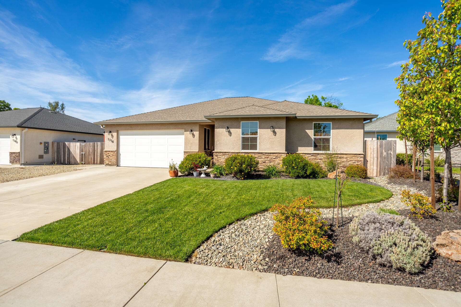1376 Fitz Place Redding, CA 96003 - Photo 23 of 25 Front of House