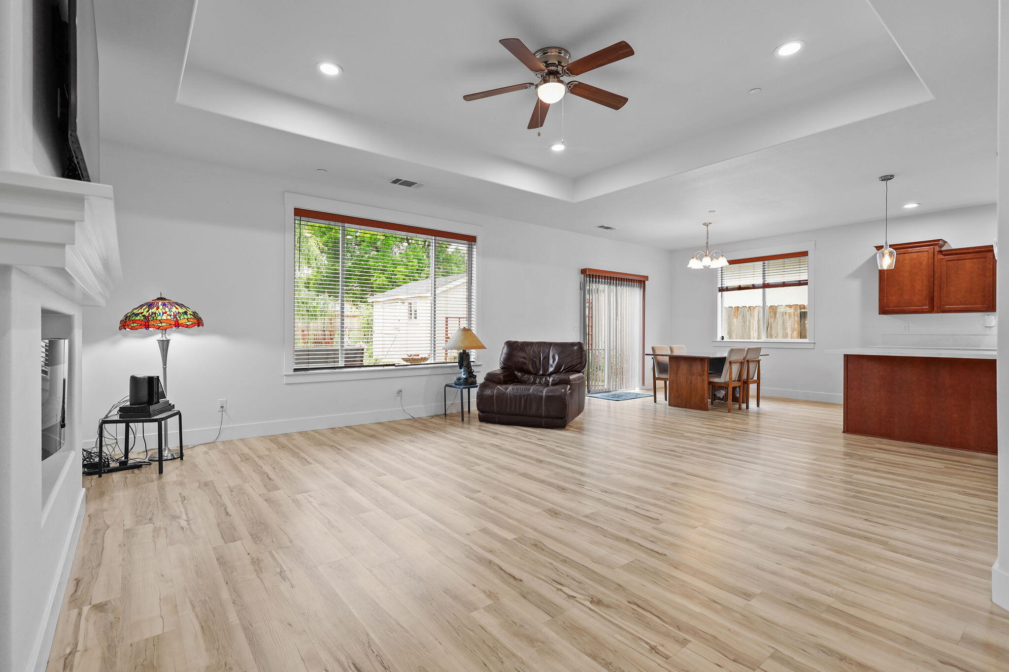 1376 Fitz Place Redding, CA 96003 - Photo 6 of 25 Living Room