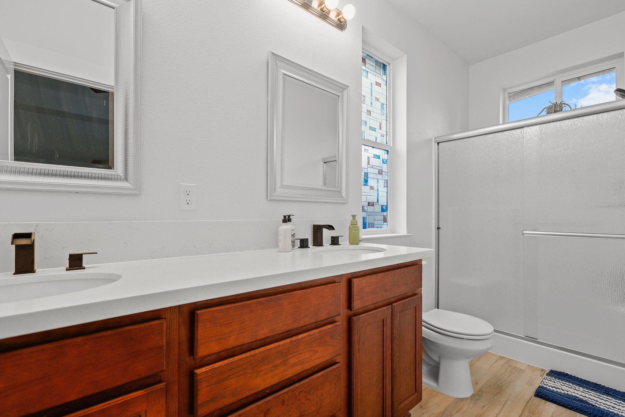 1376 Fitz Place Redding, CA 96003 - Photo 9 of 25 Bathroom