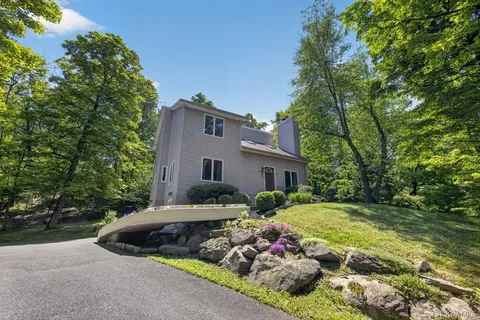 $560,000 | 305 Oak Lane, Newburgh, NY 12550