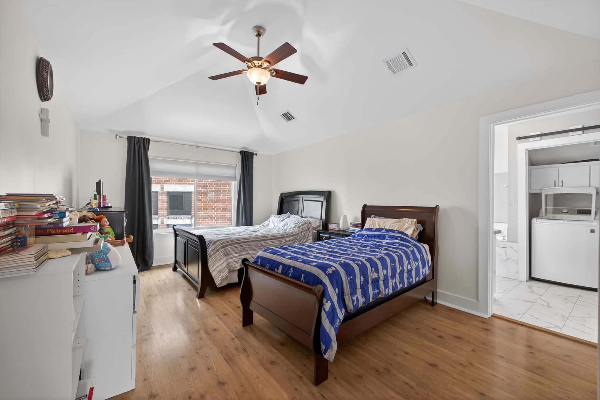 5207 Cornish Street Houston, TX 77007 - Photo 22 of 38 Spacious Primary ensuite bathroom w/tall ceiling and lots of natural light; 3rd floor