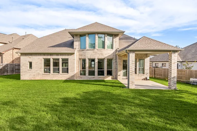 a view of yard with tree