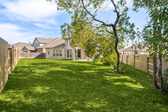 a view of a house with backyard and garden
