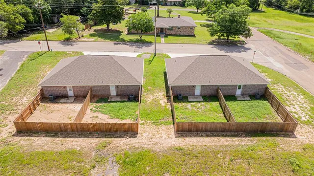 a view of an house with backyard and swimming pool