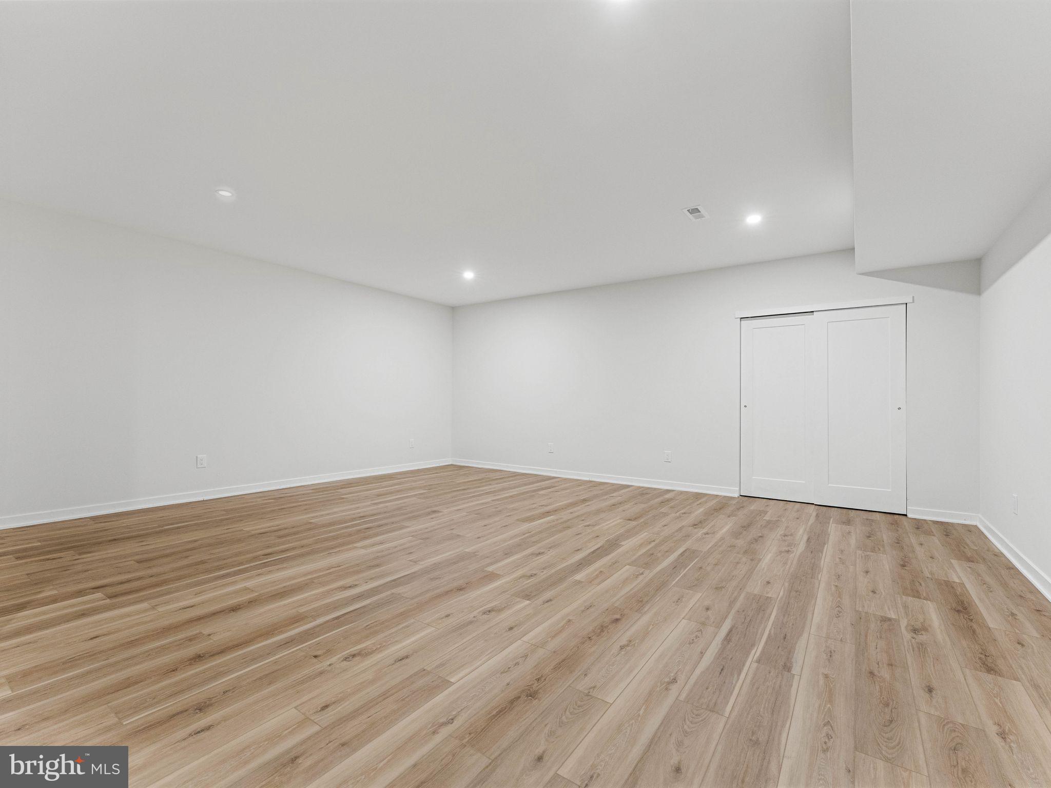 423 Almonesson Road Blackwood, NJ 08012 - Photo 37 of 40 Spacious, versatile blank canvas room.
