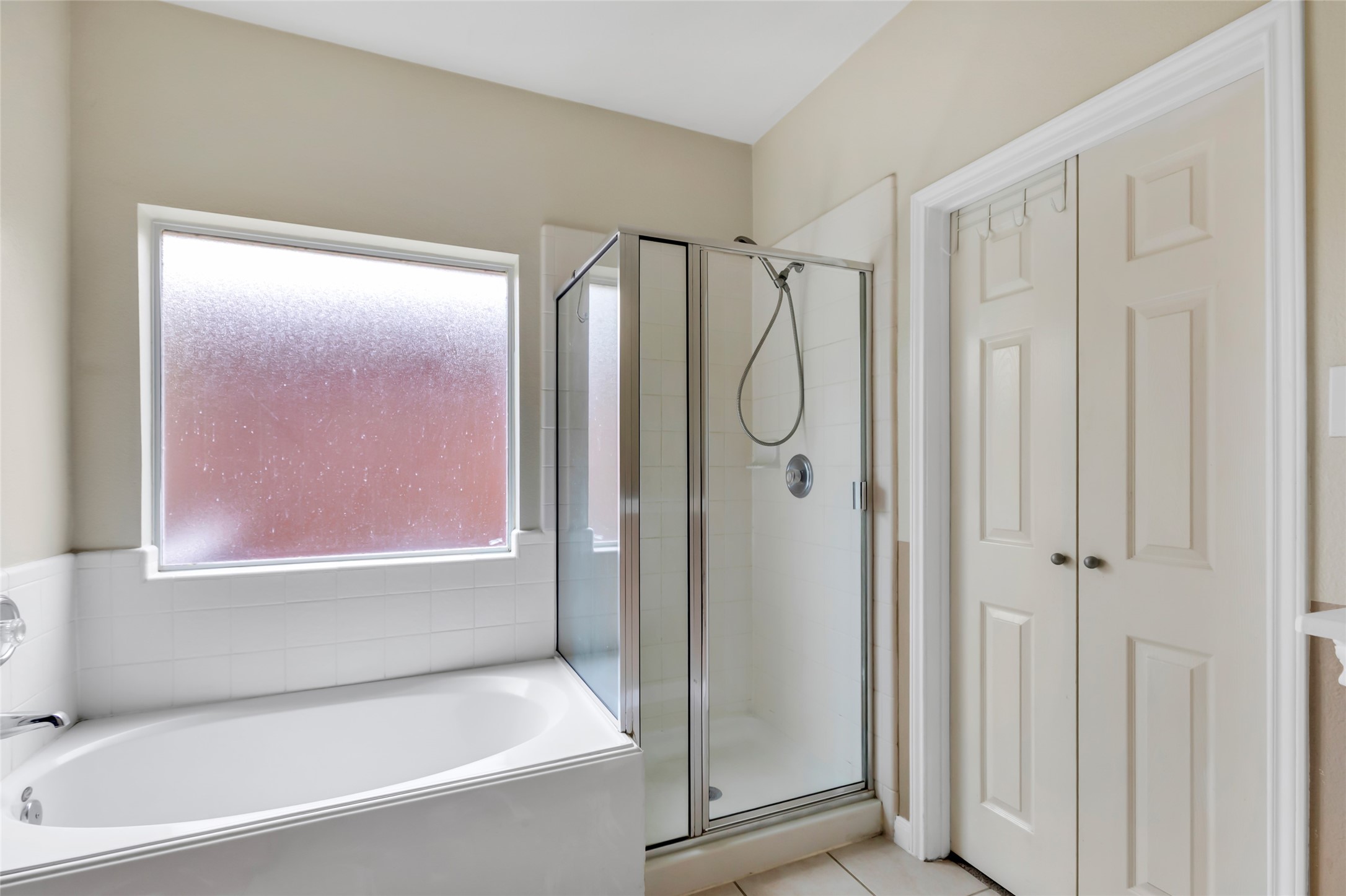 15835 Flagstone Walk Way Houston, TX 77049 - Photo 25 of 28 primary bathroom