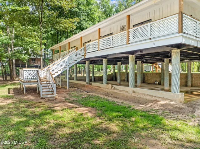 a view of a house with a backyard