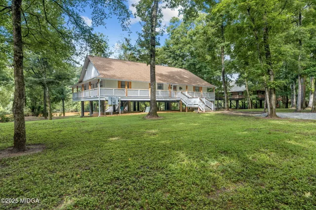a view of house with a big yard