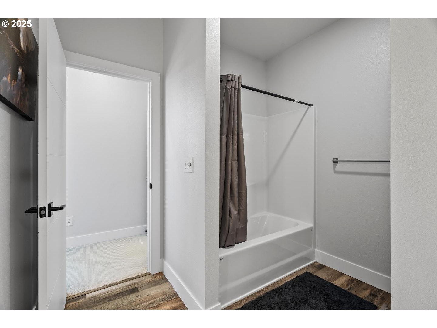 5424 Southeast Knapp Street Portland, OR 97206 - Photo 20 of 35 a view of bathroom with bathtub
