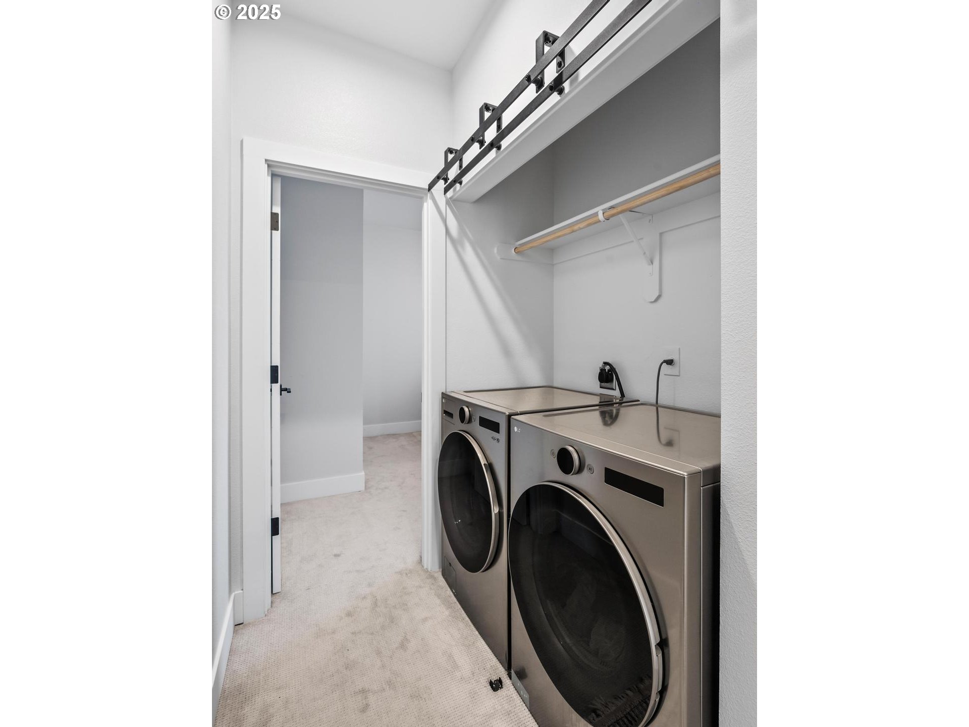 5424 Southeast Knapp Street Portland, OR 97206 - Photo 26 of 35 a utility room with dryer and washer