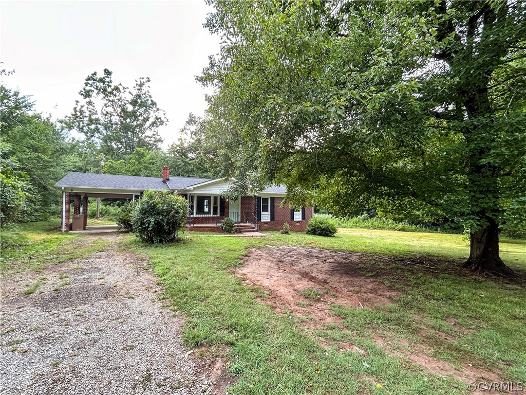 a view of a house with a yard