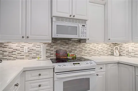 $420,000 | 7153 Meadow View Street, Shawnee, KS 66227