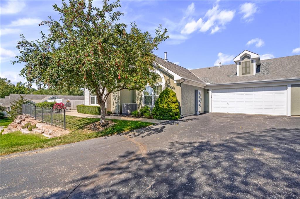 7153 Meadow View Street Shawnee, KS 66227 - Photo 4 of 48