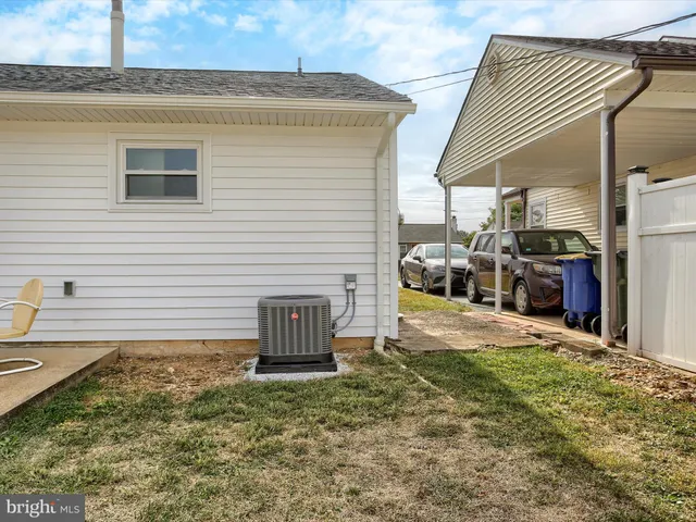 a view of backyard of the house